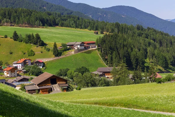 Paysage typique de montagne et maison dans les Dolomites, Tyr Sud — Photo