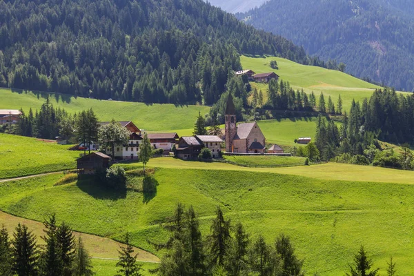 Santa Maddalena dans les Dolomites — Photo