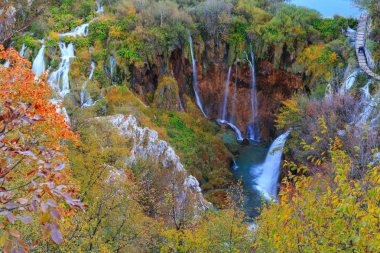 Plitvice Gölleri ile güzel renkler ve muhteşem manzarası eşliğinde th
