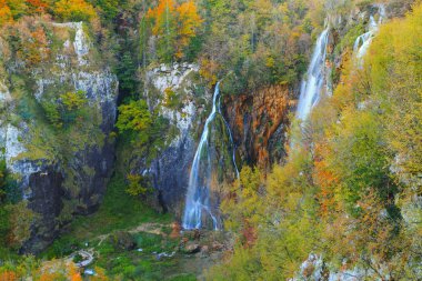 Plitvice Gölleri ile güzel renkler ve muhteşem manzarası eşliğinde th