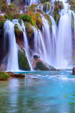 Plitvice Gölleri ile güzel renkler ve muhteşem manzarası eşliğinde th
