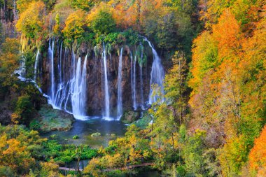 Plitvice Gölleri ile güzel renkler ve muhteşem manzarası eşliğinde th