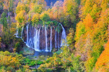 Plitvice Gölleri ile güzel renkler ve muhteşem manzarası eşliğinde th