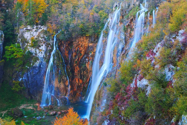 Plitvice Seen mit schönen Farben und herrlichen Ausblicken auf th — Stockfoto