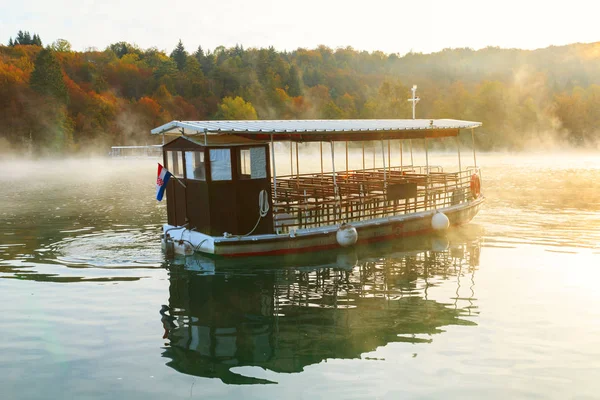 Barco de rio em lagos Plitvice ao nascer do sol — Fotografia de Stock