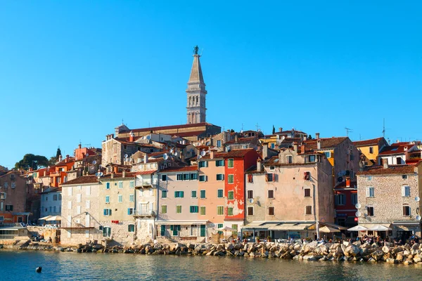 Cidade medieval de Rovinj, colorida com casas e igreja — Fotografia de Stock