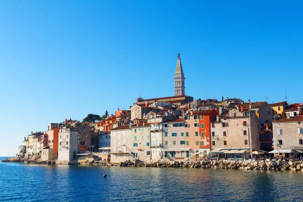 Cidade medieval de Rovinj, colorida com casas e igreja — Fotografia de Stock