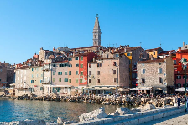 Cidade medieval de Rovinj, colorida com casas e igreja — Fotografia de Stock