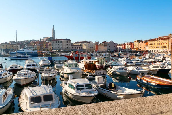 Ortaçağ Şehir, Rovinj, evler ve kilise ile renkli