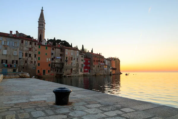 Pôr do sol na cidade medieval de Rovinj, colorido com casas e chur — Fotografia de Stock