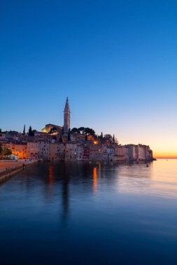 Ortaçağ Şehir, Rovinj, evler ve chur ile renkli gün batımında