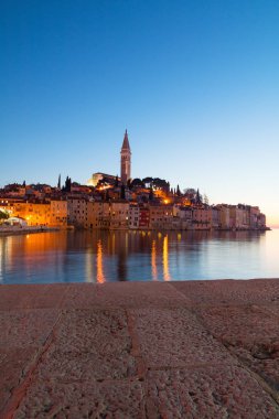 Ortaçağ Şehir, Rovinj, evler ve chur ile renkli gün batımında