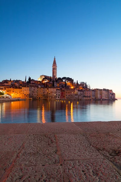 Ortaçağ Şehir, Rovinj, evler ve chur ile renkli gün batımında