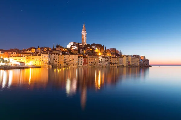 Ortaçağ Şehir, Rovinj, evler ve chur ile renkli gün batımında