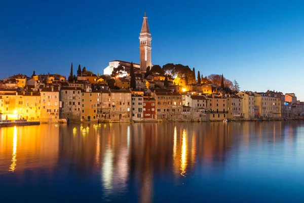 Pôr do sol na cidade medieval de Rovinj, colorido com casas e chur — Fotografia de Stock