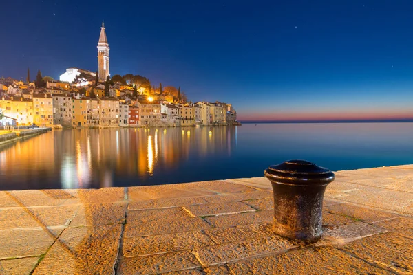 Ortaçağ Şehir, Rovinj, evler ve chur ile renkli gün batımında