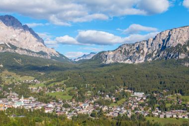 Cortina D'Ampezzo bir güzel Alp arka planda beldesidir