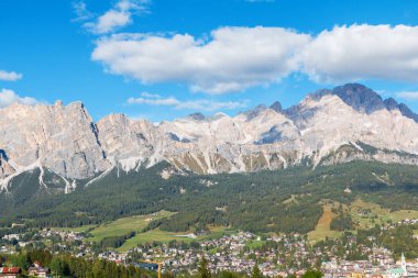 Cortina D'Ampezzo bir güzel Alp arka planda beldesidir