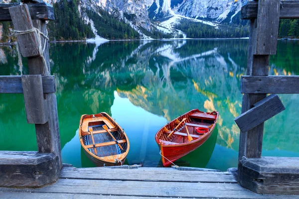 Braies Gölü ve tekne Seekofel dağ arka planda  ( 