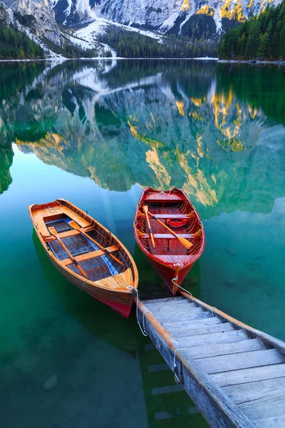 Braies Gölü ve tekne Seekofel dağ arka planda  ( 