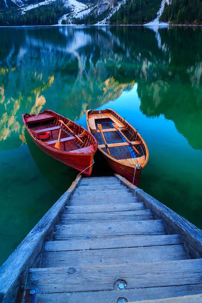 Braies Gölü ve tekne Seekofel dağ arka planda  ( 