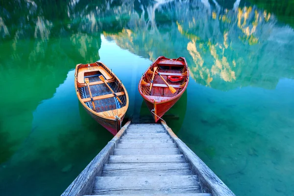 Braies lake and boats in the background of Seekofel mountain  ( — Stock Photo, Image