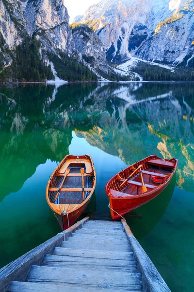 Lac des Braies et bateaux en arrière-plan de la montagne Seekofel   ( — Photo