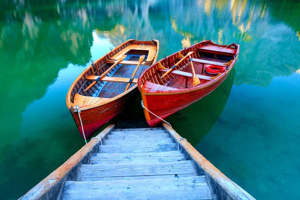 Lago Braies y barcos en el fondo de la montaña Seekofel   ( —  Fotos de Stock