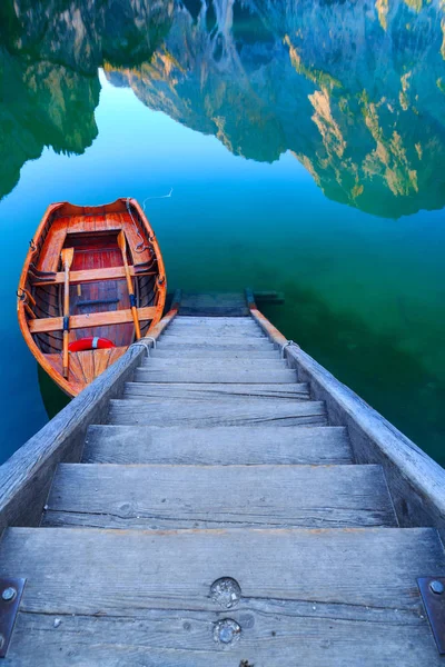 Lago Braies y barcos en el fondo de la montaña Seekofel   ( — Foto de Stock