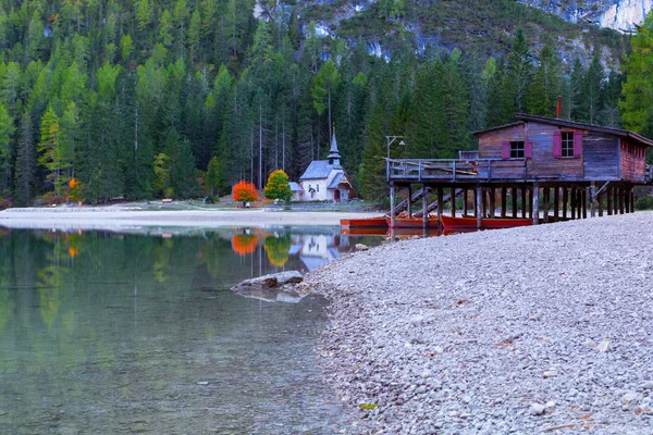 Braies lago e casa no fundo da montanha Seekofel   ( — Fotografia de Stock