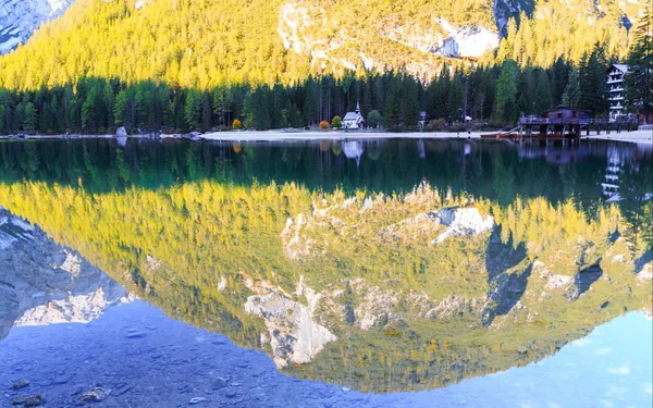 Braies озеро и дом на фоне горы Seekofel   ( — стоковое фото