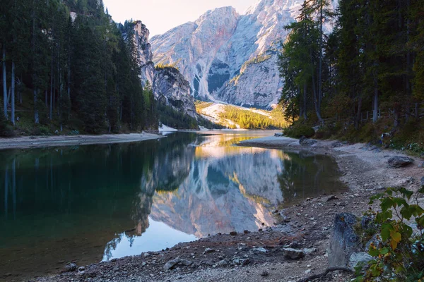 Braies lago no fundo da montanha Seekofel (Pragser W — Fotografia de Stock