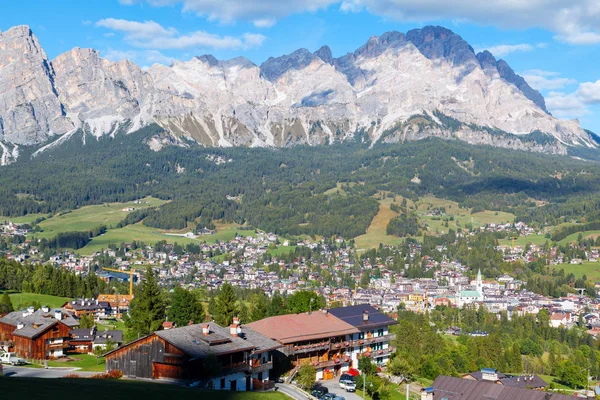 Cortina D'Ampezzo bir güzel Alp arka planda beldesidir