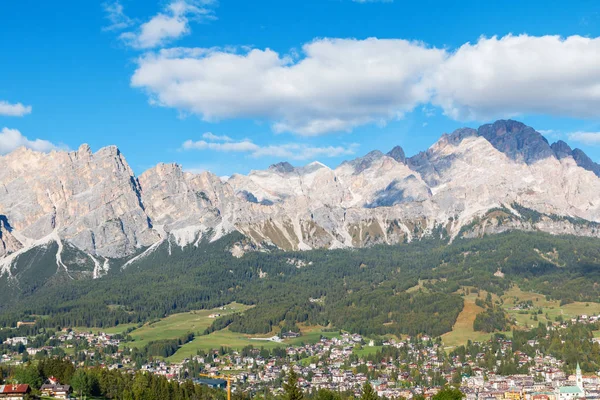 Cortina D'Ampezzo est une belle station alpine en arrière-plan — Photo