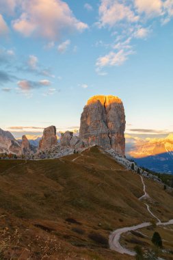 Cinque Torri dağ, Dolomites yarış güzel sonbahar renkleri