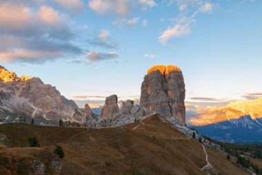 Cinque Torri dağ, Dolomites yarış güzel sonbahar renkleri