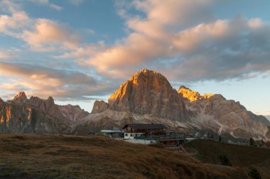 Cinque Torri dağ, Dolomites yarış güzel sonbahar renkleri