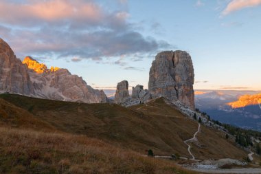 Cinque Torri dağ, Dolomites yarış güzel sonbahar renkleri