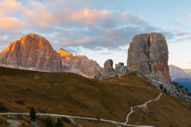 Cinque Torri dağ, Dolomites yarış güzel sonbahar renkleri