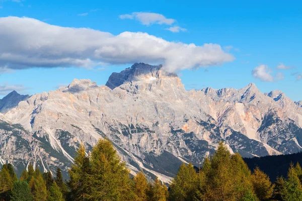 Hermosos colores otoñales en la montaña Dolomitas, pico Tofana, Cinq — Foto de Stock