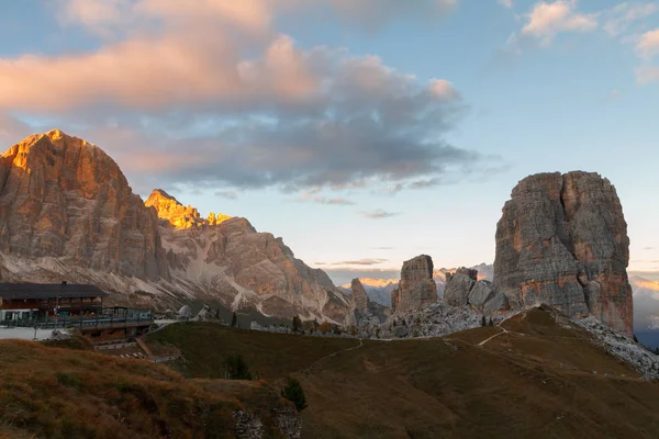 Cinque Torri dağ, Dolomites yarış güzel sonbahar renkleri