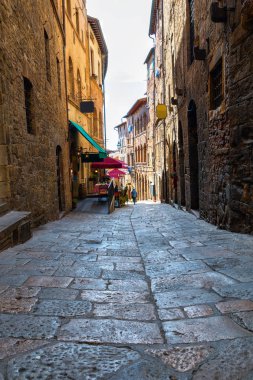 Küçük sıkı dar sokaklar Volterra şehrin büyüleyici