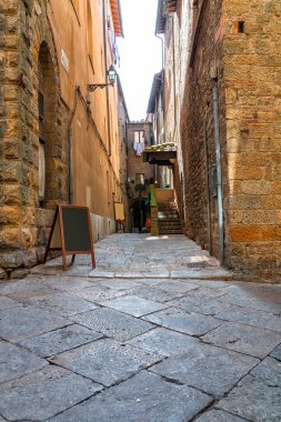 Küçük sıkı dar sokaklar Volterra şehrin büyüleyici