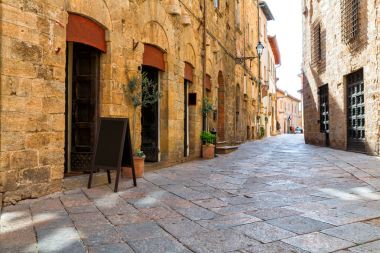 Küçük sıkı dar sokaklar Volterra şehrin büyüleyici