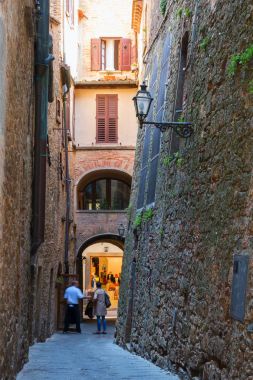 Küçük sıkı dar sokaklar Volterra şehrin büyüleyici