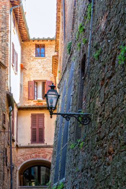 Küçük sıkı dar sokaklar Volterra şehrin büyüleyici