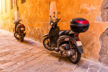 Küçük sıkı dar sokaklar Volterra şehrin büyüleyici