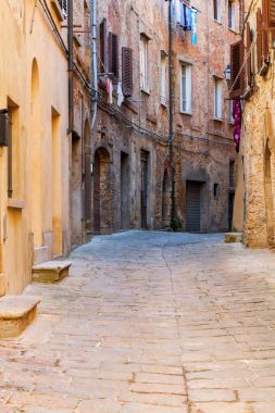 Küçük sıkı dar sokaklar Volterra şehrin büyüleyici