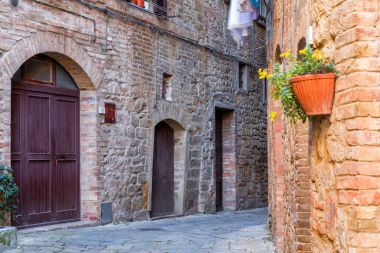 Küçük sıkı dar sokaklar Volterra şehrin büyüleyici