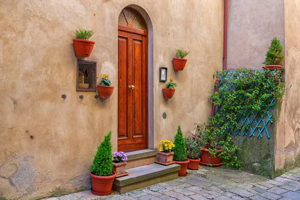 Encantadoras callejuelas estrechas de Volterra — Foto de Stock